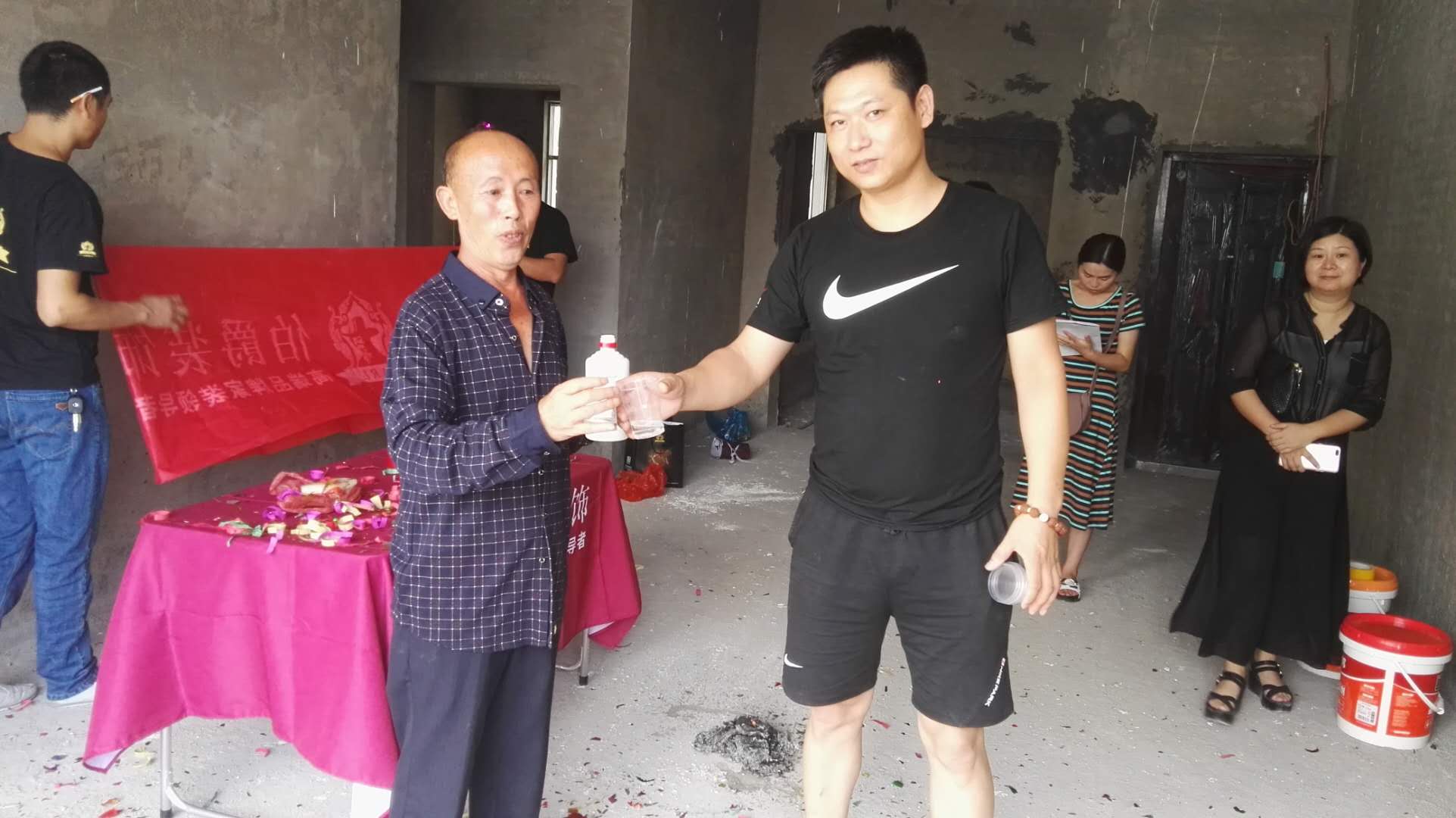 江口步行街4单元6-2 石女士 开工大吉！